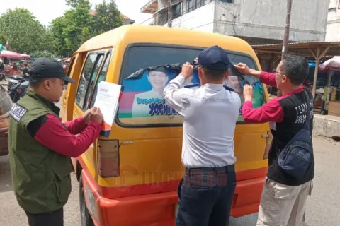 Tim gabungan saat menertibkan ratusan angkot branding kampanye calon kepala daerah. Foto: istimewa