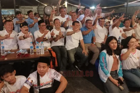 Calon Gubernur Jateng, Ahmad Luthfi dan Cawalkot-Cawawalkot Semarang, Yoyok Sukawi dan Joko Santoso berfoto bersama peserta nobar timnas Indonesia. Foto: istimewa