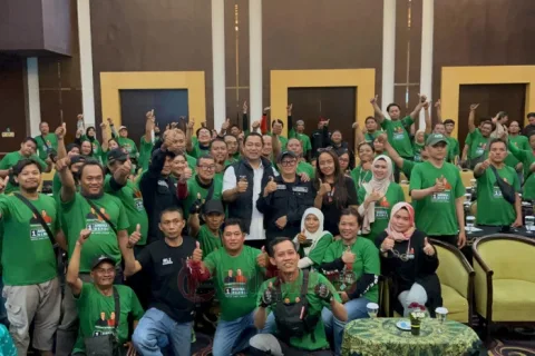 Cawagub Jateng, Hendrar Prihadi berfoto bersama komunitas Ojol Jawa Tengah seusai deklarasi di hotel Grasia. Foto: dokumentasi