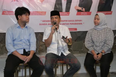 Kegiatan dialog interaktif calon wali kota dan wakil wali kota Semarang, Yoyok Sukawi-Joko Santoso (Yoyok-Joss) bersama anak-anak muda Kota Semarang di kedai kopi Borjuis, Jalan Kapten Piere Tendean, Sekayu, Rabu (16/10/2024) malam. Foto: dokumentasi