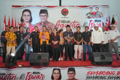 Deklarasi dukungan dari partai politik non parlemen terhadap paslon nomor 01 Agustina Wilujeng Pramestuti dan Iswar Aminuddin (Agustina-Iswar) di Posko Pemenangan Jaguar (Jagoku Agustina-Iswar), di Jalan dr Cipto, Semarang Timur, Kota Semarang, Jateng, Jumat (18/10/2024) malam. Foto: dokumentasi