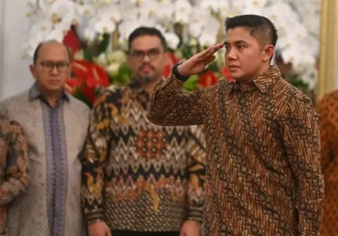 Mayor Teddy Indra Wijaya memberikan hormat kepada Presiden Prabowo Subianto saat pengumuman jajaran menteri Kabinet Merah Putih di Istana Merdeka, Jakarta, Minggu (20/10/2024). Foto: Istimewa.