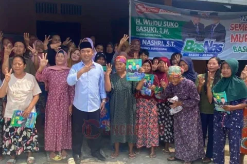 Cabup Kendal, Windu Suko Basuki berfoto bersama warga pendukungnya seusai sosialisasi visi-misi dan program di kecamatan Pageruyung, Kendal. Foto: dokumentasi