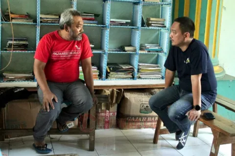 Yoyok Sukawi, saat berdialog dengan Ketua Dewan Kesenian Semarang (Dekase), Adhitia Armitrianto di kompleks TBRS Jalan Sriwijaya Kecamatan Candisari, Senin (21/10/2024). Foto: dokumentasi