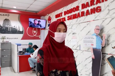 Kepala Unit Donor Darah (UDD) Palang Merah Indonesia (PMI) Kota Semarang, dr. Nevi Seftaviani, MMR saat diwawancarai wartawan. Foto: Rifqi/Lingkar.co