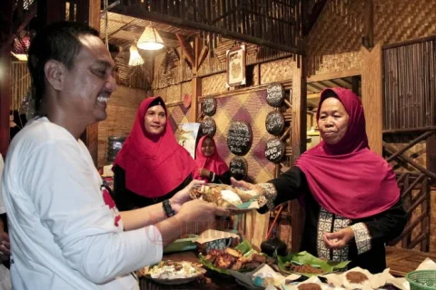 Calon Wali Kota Semarang, Yoyok Sukawi mengunjungi Kampung Jawi di Kelurahan Sukorejo, Kecamatan Gunungpati