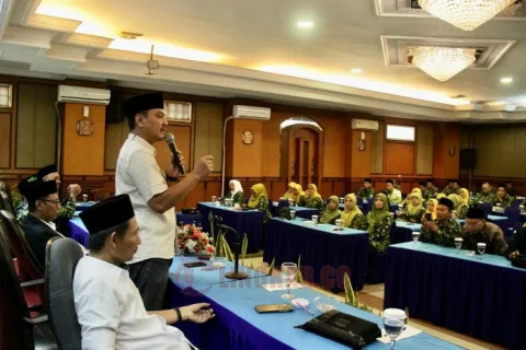 Calon Wali Kota Semarang, Yoyok Sukawi saat menghadiri kegiatan pertemuan para kepala sekolah di bawah naungan Lembaga Pendidikan Maarif di Hotel Siliwangi, Kota Semarang, Selasa (29/10/2024). Foto: dokumentasi