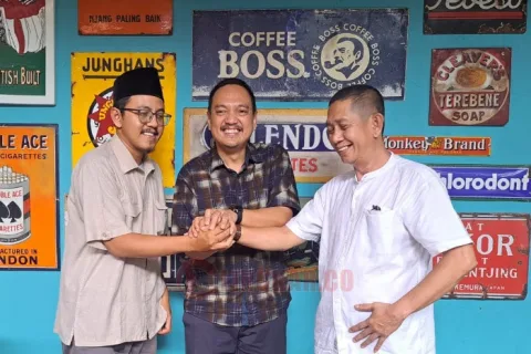 dr. Muhammad Hayyi Wildani saat bersama Yoyok Sukawi dan Fathur Rohman. Foto: dokumentasi