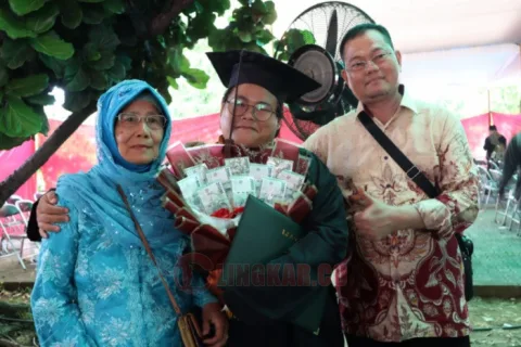 Muhammad Amin Hambali, wisudawan tuna netra jurusan Komunikasi dan Penyiaran Islam (KPI) Fakultas Dakwah dan Komunikasi UIN Walisongo Semarang. Foto: istimewa