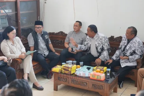 Paslon 01 Agustina Wilujeng Pramestuti dan Iswar Aminuddin (Agustina-Iswar) beserta tim pemenangan saat bersilaturahmi ke kantor PGRI Kota Semarang. Foto: dokumentasi