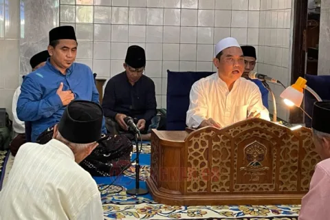 KH. Raden Mahfud Hamid saat pengajian Reboan di kompleks pesantrennya. Foto: dokumentasi