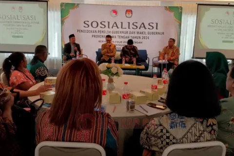 Ketua FKUB Jawa Tengah, Prof. Dr. Imam Yahya saat memberikan sambutan pada sosialisasi Pilgub Jateng di hotel Kotta, kawasan Kota Lama Semarang, kamis (7/11/2024). Foto: Rifqi/Lingkar.co