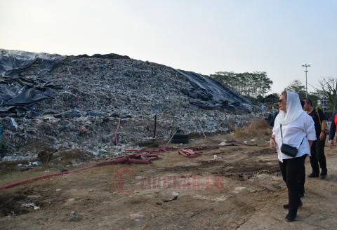 Wali Kota Semarang Hevearita Gunaryanti Rahayu (Mbak Ita) saat meninjau TPA Jatibarang Semarang. Dok Humas/Lingkar.co