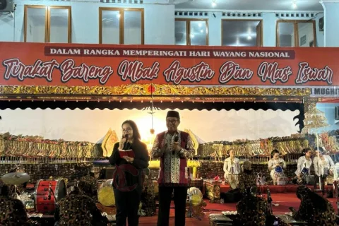 Paslon Cawalkot-Cawawalkot nomor urut 01 Agustina Wilujeng Pramestuti dan Iswar Aminuddin (Agustina-Iswar); saat pagelaran wayang kulit di posko pemenangan Jaguar. Foto: dokumentasi