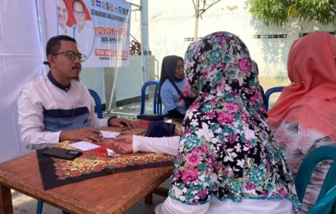 Pengobatan Murah Yoyok-Joss yang dilaksanakan oleh Ketua Rumah Gerakan DHC, dr Muhammad Hayyi Wildani. Foto: istimewa