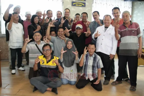 Paguyuban Pedagang Pasar se-Kota Semarang menyatakan sikap mendukung pasangan calon (paslon) wali kota dan wakil wali kota Yoyok Sukawi - Joko Santoso alias Joss.