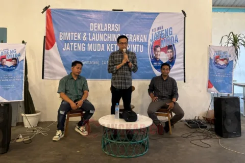 Koordinator pusat Relawan Jateng Muda, Agus Mulyono Herlambang saat Deklarasi dan Bimbingan Teknis (Bimtek) di Kopi Nuri, Kota Semarang, pada Kamis (14/11/2024) petang. Foto: dokumentasi