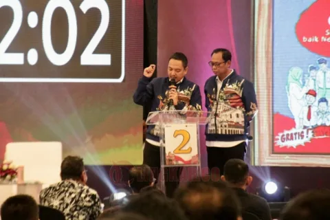 Paslon nomor urut 02 Yoyok Sukawi dan Joko Santoso (Yoyok-Joss) saat mengikuti debat publik ketiga yang digelar KPU Kota Semarang di hotel Patra, Jumat (15/11/2024) malam