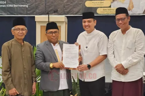 Dari kiri: KH Ahmad Haris Shodaqoh, KH Fadholan Musyafa', AS Sukawijaya atau Yoyok Sukawi dan Joko Santoso