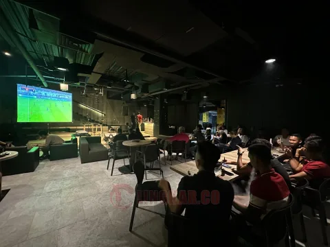 Suasana Nobar di Room Inc Semarang. Kharenrisma/Lingkar.co