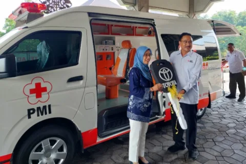 Plh. Kepala Perwakilan Bank Indonesia Jawa Tengah, Ndari Surjaningsih secara simbolis menyerahkan 1 unit ambulans kepada ketua PMI Kota Semarang, Dr. dr. Awal Prasetyo, M.Kes., Sp.THT-KL, MM(ARS) pada Rabu (20/11/2024). Foto: dokumentasi