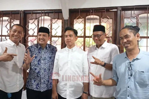 Paslon Cawalkot-Cawawalkot Semarang nomor urut 02 Yoyok Sukawi dan Joko Santoso (Yoyok-Joss) berfoto bersama Wakil Presiden Gibran Rakabuming Raka di Soto Bangkong, Semarang. Foto: dokumentasi