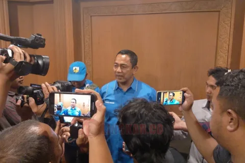 Calon Wakil Gubernur Jawa Tengah, Hendrar Prihadi saat jumpa pers seusai deklarasi dukungan Andika-Hendi yang digelar oleh Korps Alumni KNPI Jawa Tengah di hotel Santika Premiere pada Minggu (17/11/2024). Foto: Rifqi/Lingkar.co