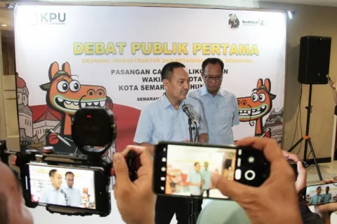 Yoyok Sukawi dan Joko Santoso saat wawancara media seusai debat publik yang digelar oleh KPU Kota Semarang. Foto: istimewa