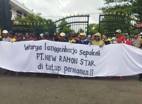 Warga Langenharjo, Kecamatan Juwana, Kabupaten Pati demo di depan Kantor Bupati Pati, Senin (2/12/2024). Foto: Miftahus Salam/Lingkar.co