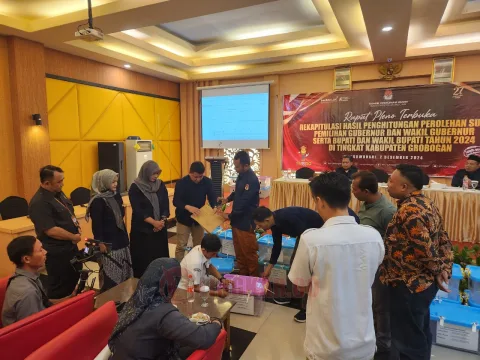 hasil rekapitulasi suara tingkat kabupaten yang dilakukan Komisi Pemilihan Umum (KPU) Grobogan di Hotel 21 Purwodadi, Senin (2/12/2024).