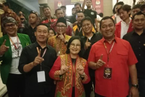 Cawalkot Semarang, Agustina Wilujeng Pramestuti berfoto bersama seusai mengikuti debat publik Pilwalkot Semarang. Foto: dokumentasi