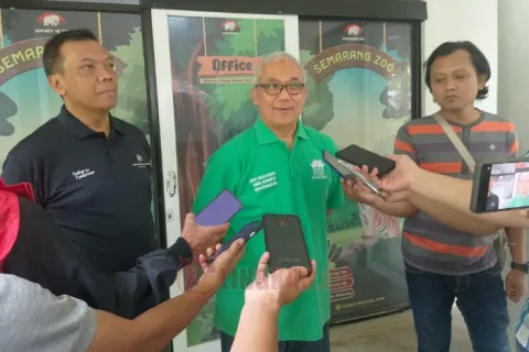 Direktur PT Taman Satwa Semarang Bimo Wahyu Widodo saat diwawancarai wartawan