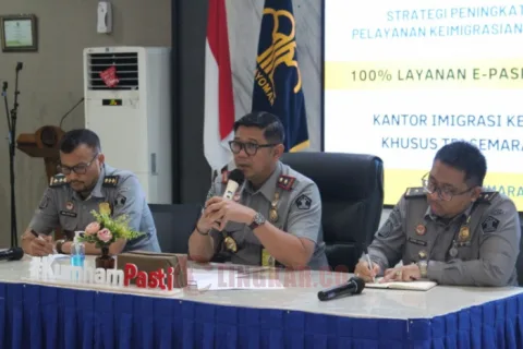 Kepala Kantor Imigrasi Semarang, Guntur Sahat Hamonangan, didampingi Kasi Tikkim, Andi Arieyanto dan Kasubag TU, Kurnia Sadewa. Foto: dokumentasi