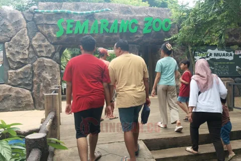 Para pengunjung saat memasuki Semarang Zoo. Foto: Rifqi/Lingkar.co