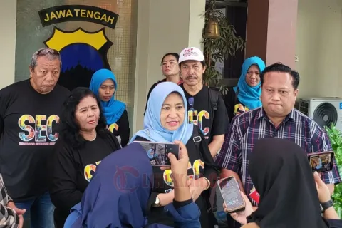 Ketua SEC, Mei Sulistyoningsih didampingi oleh kuasa hukumnya, Lukman Muhadjir saat jumpa pers di Polda Jateng. Foto: istimewa