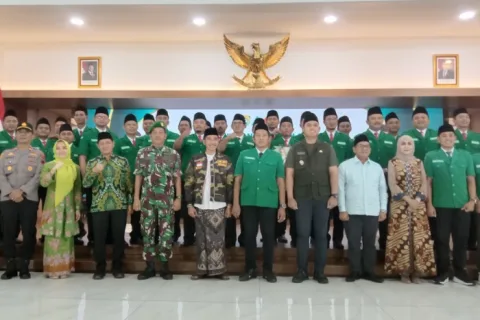 Pengurus PC GP Ansor Kabupaten Kendal berfoto bersama Bupati Kendal dan jajaran Forkopimda seusai prosesi pelantikan di pendopo Tumenggung Bahurekso Kabupaten Kendal. Foto: istimewa