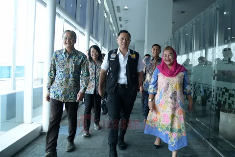 Menteri Koordinator Bidang Infrastruktur dan Pembangunan Kewilayahan, Agus Harimurti Yudhoyono (AHY) saat berkunjung di Tol Semarang-Demak didampingi oleh Wali Kota Semarang Hevearita Gunaryanti Rahayu/Lingkar.co