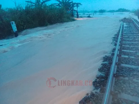Jalur KA penghubung antara Stasiun Gubug dan Stasiun Katangjati, Kabupaten Grobogan tetendam banjir. (dok Humas KAI Daop 4 Semarang)