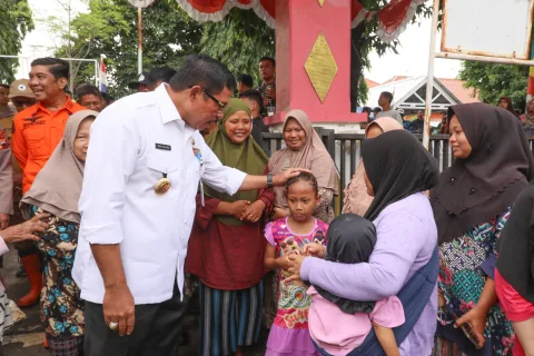 Pj Gubernur Jawa Tengah, Nana Sudjana kunjungi lokasi pengungsian di Balai Desa Krasak, Kecamatan Brebes, Kabupaten Brebes. (dok Pemprov Jateng) KENDAL, Radar Semarang—Banjir yang melanda Kendal mengakibatkan puluhan sekolah. Berdasarkan dari Data Dinas Pendidikan dan Kebudayaan (Disdikbud) Kendal , tercatat ada 42 sekolah diterpa banjir. Kepala Dinas Pendidikan Kendal, Ferinando Rad Bonay mengungkap 42 sekolah tersebut terdiri dari enam SMP, 20 SD dan 16 TK dan KB. “Sedangkan untuk SMA dan SMK sederajat, wilayah Disdikbud Provinsi, jadi bukan kewenangan kami,” ujarnya, Selasa (21/1/2025). Akibat banjir, Ferinando mengaku telah membuat kebijakan dengan meliburkan seluruh sekolah di sepanjang Jalur Pantura Kendal. Terutama sekolah-sekolah yang terdampak banjir. “Kalau siswa berangkat, dipulangkan lebih awal pagi hari. Sebab sekolah tidak bisa aktivitas, kondisi kelas terendam banjir,” katanya. Beberapa sekolah di kecamatan yang terdampak parah, seperti di Kecamatan Kendal, Patebon, Brangsong, Cepiring, Rowosari dan Weleri. Berdasarkan informasi yang diperoleh dari Dinas Pendidikan Kabupaten Kendal, sejumlah sekolah mengalami kerusakan akibat terendam banjir. Bahkan beberapa ruang kelas terendam air hingga lebih dari 1,5 meter. Hal ini menyebabkan kerugian material serta mengganggu proses belajar siswa. "Sebagian sekolah terpaksa diliburkan karena air sudah menggenangi ruang kelas. Ini tujuannya untuk keselamatan siswa dan tenaga pendidik terjaga," jelas Ferinando. Diakuinya, meski tidak semua sekolah di Jalur Pantura Kendal terendam banjir, tapi kebijakan untuk meliburkan dan memulangkan siswa lebih awal adalah langkah antisipatif. Sebab banyak siswa dan guru yang rumahnya terendam banjir. “Bapak ibu guru yang kebanjiran kami beri dispensasi, supaya fokus untuk penanganan banjir di rumah atau lingkungan tempat tinggalnya masing-masing,” paparnya. Beberapa sekolah yang paling parah terdampak banjir, seperti SMPN 2 Patebon, di Desa Kebonharjo, banjir sampai setinggi 1,5 meter masuk ruang kelas. Selain itu, SMPN 2 Brangsong, SMP IT Ulul Albab Weleri, air masuk kelas setinggi 0,5 meter. Bahkan bangunan toilet mengalami longsor. “SMP NU 09 Rowosari air banjir 1,25 meter, semua ruangan, dan lumpur masuk,” tandasnya. Selain itu, SDN 4 Gempolsewu akibat luapan Sungai Kuto, sekolah mengalami banjir setinggi 0,5 meter. Terparah di wilayah Patebon, Banjir sampai setinggi 1-1,5 meter terjadi di SDN Kebonharjo. “Untuk wilayah Kendal kota rata-rata sekolah banjir setinggi 20-50 sentimeter,” imbuhnya. Upadate dampak banjir di Kendal ini akan kami laporkan secara berkala.