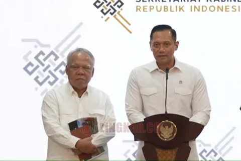 Kepala Otorita Ibu Kota Nusantara (OIKN) Basuki Hadimuljono (kiri), Menteri Koordinator (Menko) Bidang Infrastruktur dan Pembangunan Kewilayahan Agus Harimurti Yudhoyono (AHY) (kanan)/Lingkar.co