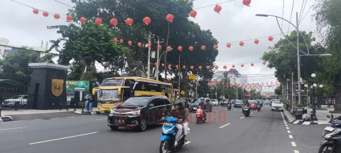 Hiasan lampion di Jalan Pemuda Semarang.