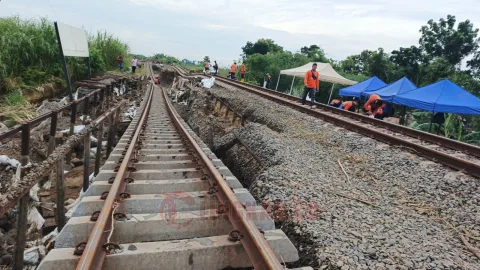 Perbaikan jalur Kereta Api paska banjir luapan air di Kabupaten Grobogan.