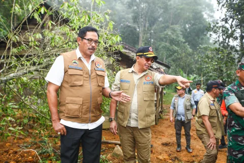 Pj Gubernur Jawa Tengah, Nana Sudjana meninjau lokasi bencana tanah longsor di Desa Kasimpar, Kecamatan Petungkriyono, Kabupaten Pekalongan.