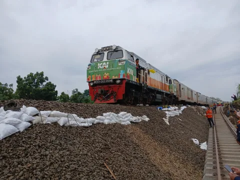 Jalur KA antara Stasiun Gubug - Karangjati Kabupaten Grobogan sudah bisa dilewati kereta api.