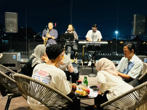 Suasan malam hari di Rooms Inc Semarang.