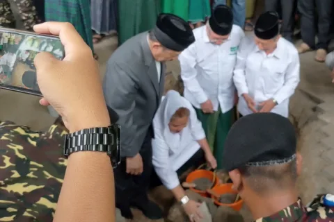Wali Kota Semarang, Hevearita Gunaryanti Rahayu saat melakukan peletakan batu pertama renovasi pembangunan gedung PCNU Kota Semarang. Foto: Rifqi/Lingkar.co