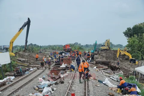 Pembangunan tanggul darurat oleh KAI Daop 4 Semarang dan BBWS Pemali Juana.