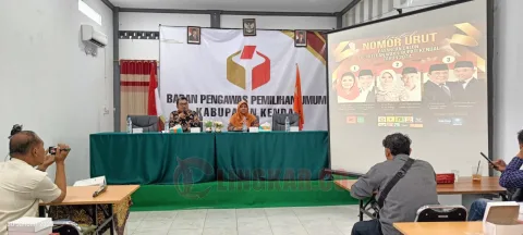 Kegiatan Press Conference Publikasi Hasil Pengawasan Pemilihan Serentak Tahun 2024 di Ruang Gakkumdu Bawaslu Kabupaten Kendal.