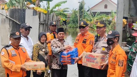 Penyaluran bantuan bencana banjir di Kelurhan Kudu oleh BPBD Semarang.