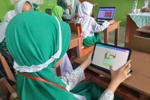Salah satu peserta lomba poster digital Porsema NU Kota Semarang saat membuat desain poster. Foto: Rifqi/Lingkar.co